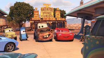 Walau pensiun banyak kisah sama mater di radioator springs. Cars on the road rilis september di disney+